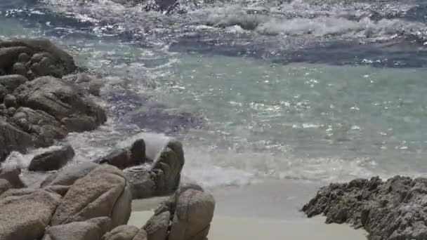 Крупним Планом Хвилястий Серфінг Камінь Пляжі Сяючим Світловим Рефлексом Сонцем — стокове відео