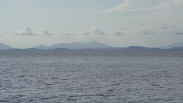 Dağ Tabakası Gökyüzünde Clound Ile Basit Deniz Okyanus — Stok video