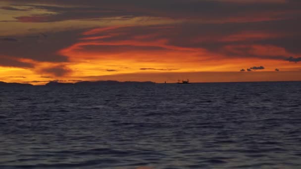 热带海洋在暮色的时间 真正生动和对比的颜色 与黑暗的光波海和渔船 — 图库视频影像