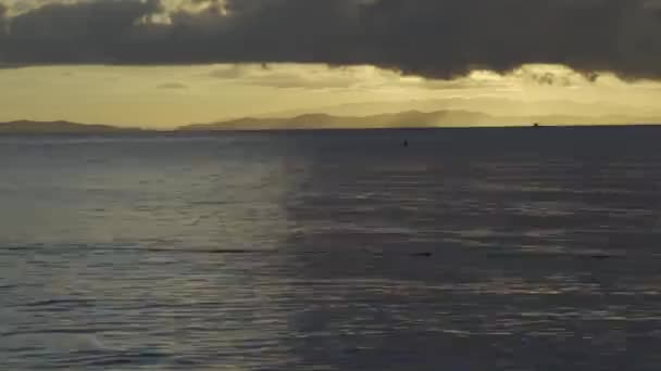 Karanlık Ekrana Yatay Deniz Kenarına Düşen Gökyüzünde Kalp Şekli Gibi — Stok video