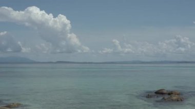 Timelapse açıkça küçük dalga ve rüzgar ile sahilde su ve güzel bulut ile açık gökyüzü. Tayland.
