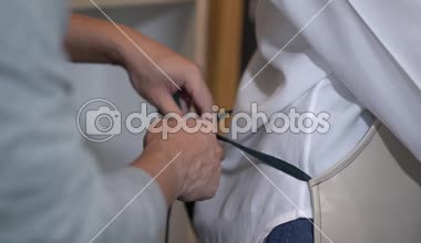 Bir Asya adam bağlı Apron için onun kız arkadaşı hazırlamak için birlikte yemek.