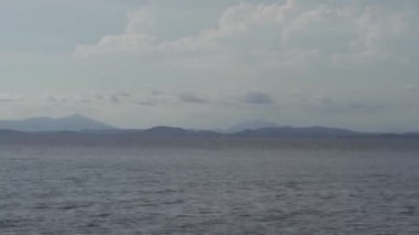 Dağ tabakası ve gökyüzünde clound ile Timelapse basit deniz ve okyanus.