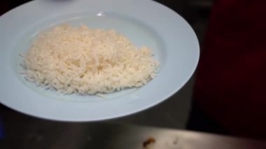 Tavuk Gravy pirinç üzerine pour, yemek için hazır