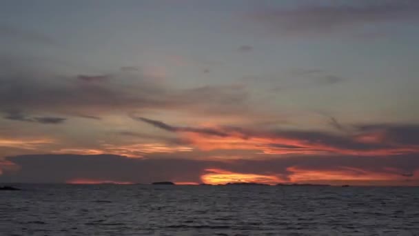 coucher de soleil ciel timelapse sur la mer avec beaucoup de nuages transfert du ciel orange à l'obscurité .