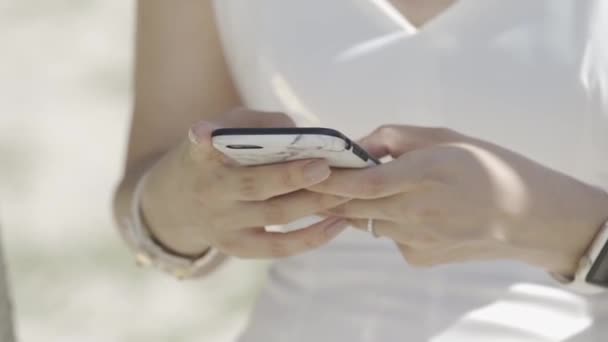 Закрыть Невесту Печатает Сообщение Телефоне Мобли — стоковое видео