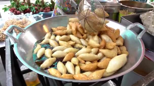 由小丑刀鸡制成的鱼球被街头女摊贩炒 泰国食品街风格 — 图库视频影像