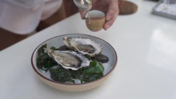 库克准备新鲜的牡蛎与香料顶部的开胃菜在酒店 — 图库视频影像
