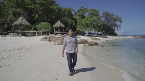 Aziatische Thaise Man Lopen Het Prachtige Strand Thailand — Stockvideo