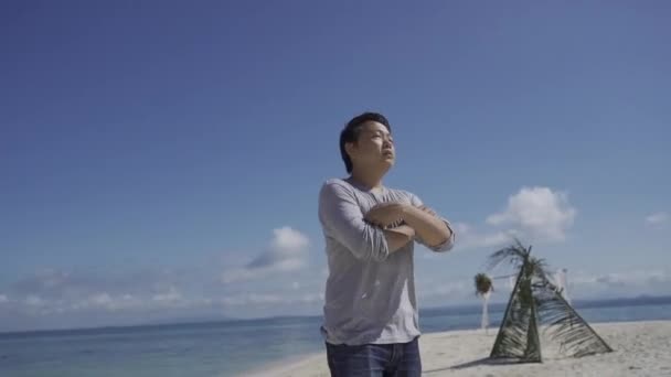 Ασίας Ταϊλανδός Άνθρωπος Στέκεται Στην Παραλία Κάμερα Κινούνται Γύρω Του — Αρχείο Βίντεο