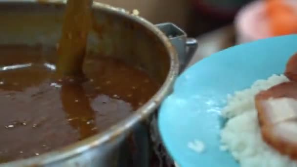 猪肉肉汁倒在米饭与烤红猪肉 — 图库视频影像