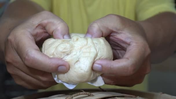 Heiße Dampfende Brötchen Mit Schwarzem Sesam Inneren — Stockvideo