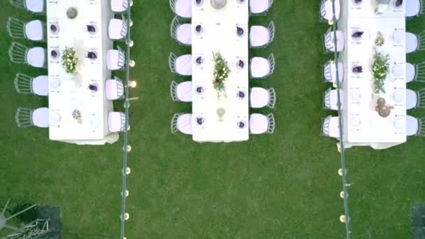庭でディナー セットの夕食企業パーティーの準備 Topview から撮影 — ストック動画