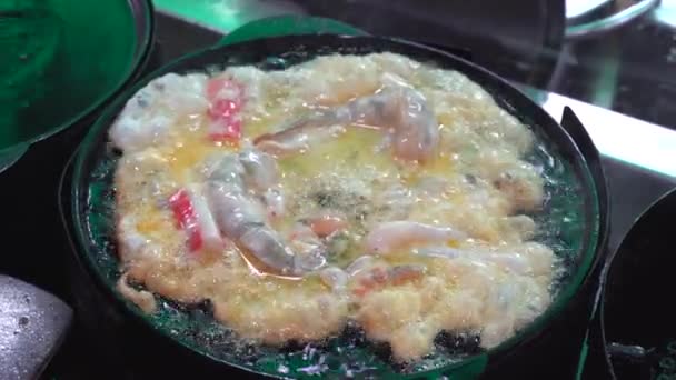 Matlagning Skaldjur Räkor Crab Sticks Blåmussla Omelett Olja Pan — Stockvideo