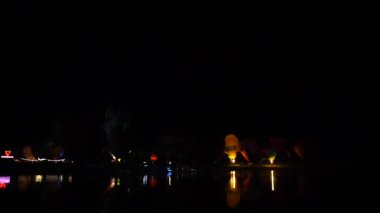 Chiangrai, Tayland-15 Şubat, 2018: balon Dance Show Singhapark balon Fiesta 2018 ışık ve müzik etkisi ile. Bu bölgenin çevresinde çok insan var..