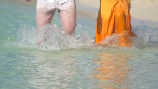 Nahaufnahme Touristenliebhaber Beine Liefen Und Spielen Spritzwasser Schönen Strand Von — Stockvideo