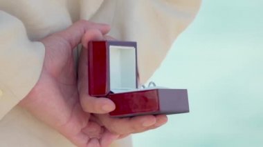 damat elinde nişan yüzüğü sırtının yanında gelinine vermek için bekliyordu