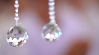 Blur Brown Pink arka plan ile Avize kristal topu kapatın.