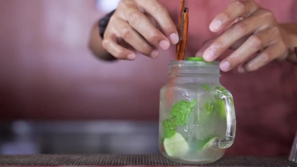 Hotel Bartender Blandar Mocktail Soda Lime Glas — Stockvideo