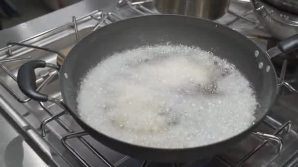 サーモンスライスは フライパンにゆで油で揚げられます — ストック動画