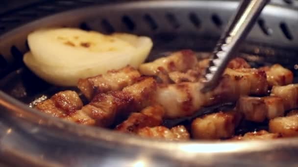Fechar Carne Porco Grelhada Cebola Com Fumaça Grelha Fogo — Vídeo de Stock