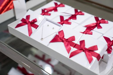 Kırmızı yay ile kağıt kutusunda Kolye ve küpe ekran fo