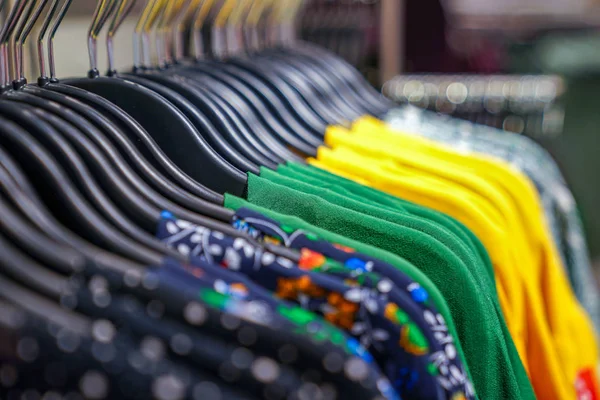 Variedad suéteres marca aferrarse a la percha en la moda —  Fotos de Stock