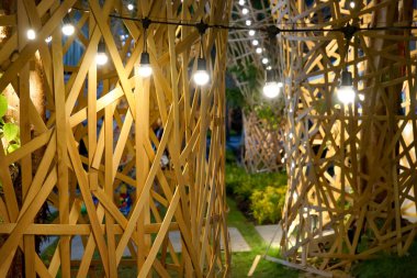 Büyük ahşap çubuklardan dekore edilmiş sanat tre etrafında birbirine sopa