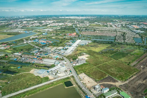 A vista do campo verde e fazenda e cidade no centro da cidade no meio de — Fotografia de Stock