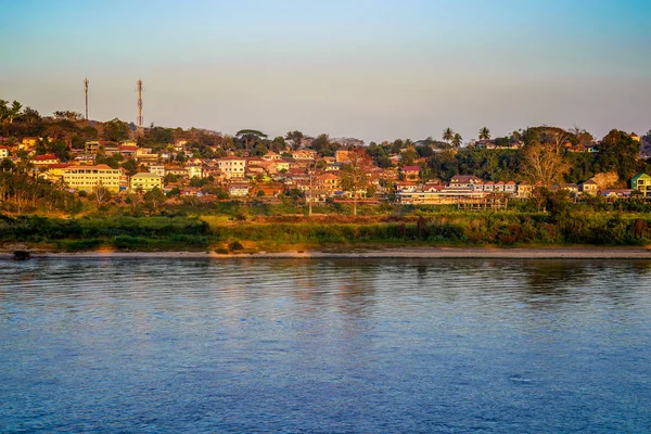 Valle local de Laos junto al río Khong en el paso de la diferencia — Foto de Stock