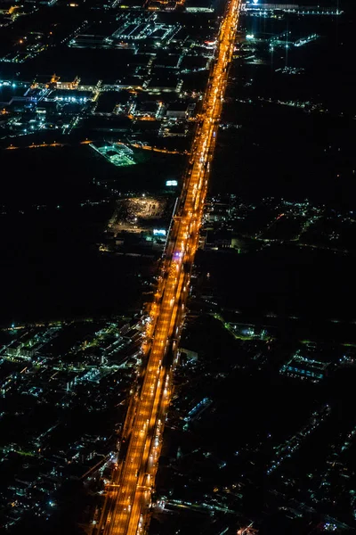 赤い空と夕暮れ時のジェット機からの夜景 — ストック写真