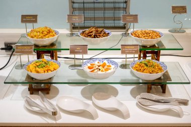 Tayland tatil büyük beyaz kare kase içinde boile pirinç gıda.