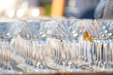 celebr soyut alanda masaya düzenlenmiş cam yakın