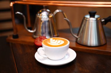 Ahşap masada Beyaz sanat Sıcak Sanat Latte