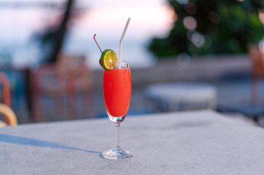 Tayland tatil açık yerde Kırmızı mocktail cam.