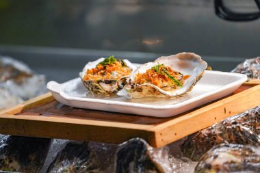 Köpük çanak ve ahşap plaka t taze Ham büyük çift Oysters