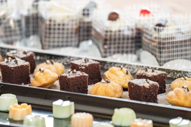 yanında diğerleri Tay tatlılar ile brownies kek kadar yakın. 