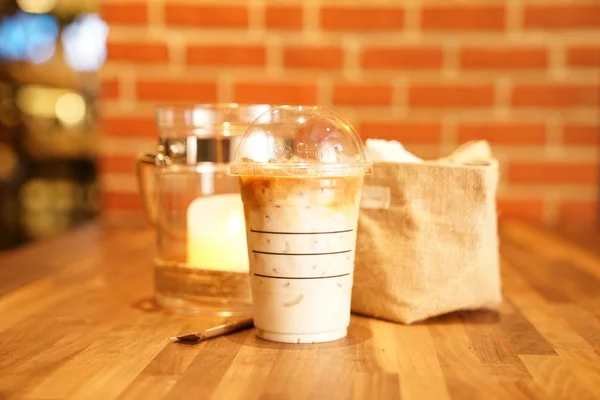 Singkirkan Latte dengan latar belakang Brick di meja kayu — Stok Foto