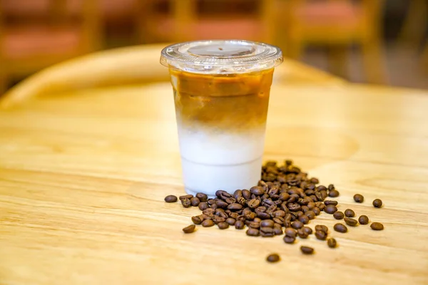 Ahşap masaetrafında Kahve fasulye ile Latte götürün — Stok fotoğraf