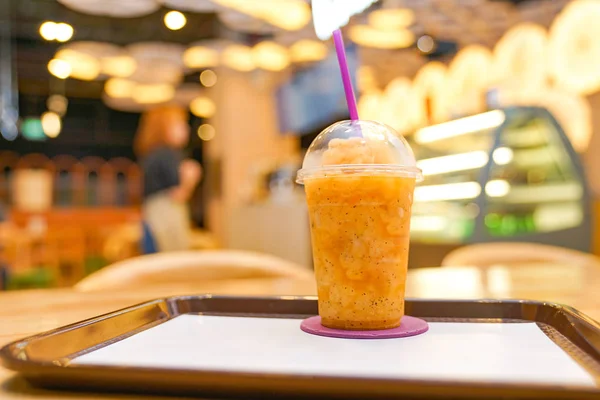 Buah gairah smoothie dalam plastik mengambil cangkir di restauran — Stok Foto