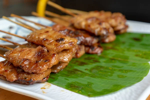 Thais gegrild varkensvlees met houten stok was gekookt en klaar om te eten. — Stockfoto
