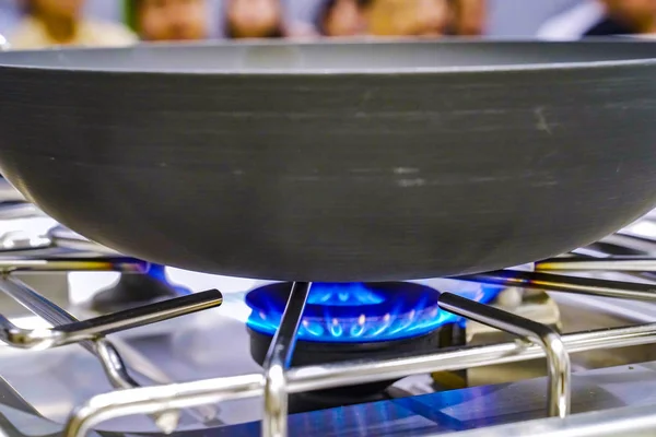Газовий вогонь з плити з сковородою на ньому, в тренуванні — стокове фото