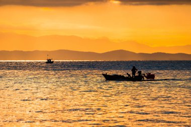 Silhouette gemi ve balıkçı ile alacakaranlık zaman Tayland Denizi