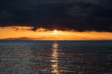 büyük Sun set, bulut ve dağ tabakası ile Sunrise kadar yakın 