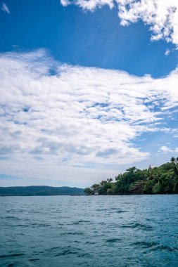 Koh Kood Islan açık gökyüzü ile dikey deniz ve ada görünümü