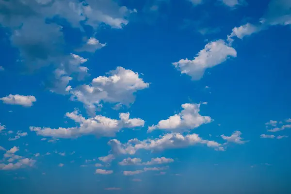 Único un montón de Nubes estilo están dispuestos en el cielo abierto para la naturaleza — Foto de Stock