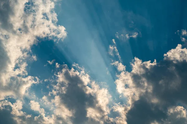 雲に空反射のハイライトゴールドライト. — ストック写真