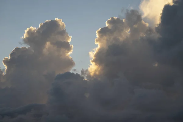 雲に空反射のハイライトゴールドライト. — ストック写真