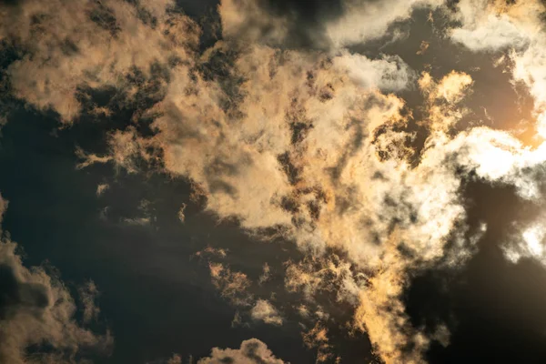 雲に空反射のハイライトゴールドライト. — ストック写真