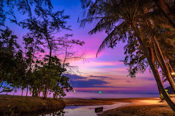 Céu violeta roxo na praia e no mar, em Twilight Time, Koh Ko — Fotografia de Stock